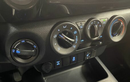 Toyota Hilux VIII, 2017 год, 2 650 000 рублей, 12 фотография