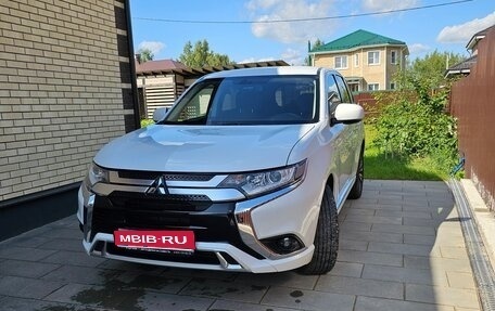 Mitsubishi Outlander III рестайлинг 3, 2022 год, 2 749 000 рублей, 1 фотография
