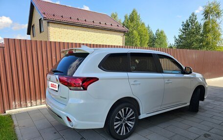 Mitsubishi Outlander III рестайлинг 3, 2022 год, 2 749 000 рублей, 8 фотография