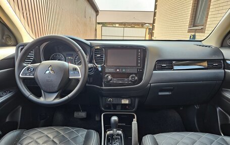 Mitsubishi Outlander III рестайлинг 3, 2022 год, 2 749 000 рублей, 10 фотография