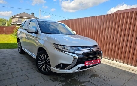 Mitsubishi Outlander III рестайлинг 3, 2022 год, 2 749 000 рублей, 3 фотография