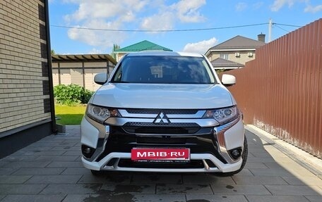 Mitsubishi Outlander III рестайлинг 3, 2022 год, 2 749 000 рублей, 2 фотография