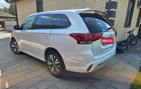 Mitsubishi Outlander III рестайлинг 3, 2022 год, 2 749 000 рублей, 6 фотография