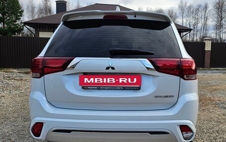 Mitsubishi Outlander III рестайлинг 3, 2022 год, 2 749 000 рублей, 7 фотография