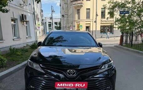 Toyota Camry, 2021 год, 3 000 000 рублей, 1 фотография