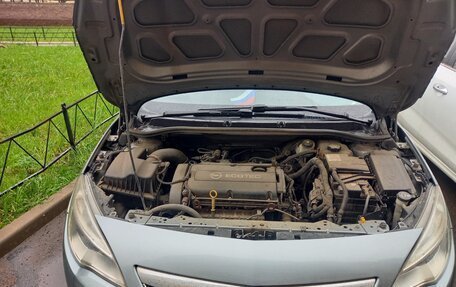Opel Astra J, 2011 год, 670 000 рублей, 2 фотография