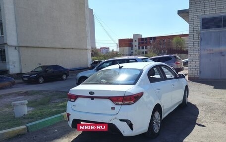 KIA Rio IV, 2018 год, 1 000 000 рублей, 2 фотография
