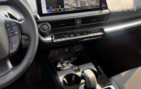Toyota Prius IV XW50, 2024 год, 3 400 000 рублей, 15 фотография