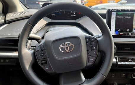 Toyota Prius IV XW50, 2024 год, 3 400 000 рублей, 9 фотография