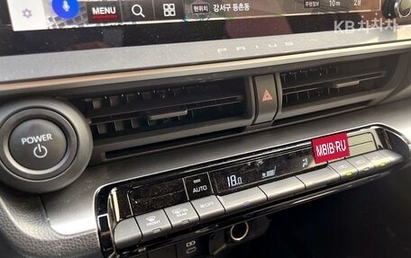 Toyota Prius IV XW50, 2024 год, 3 400 000 рублей, 13 фотография