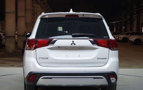 Mitsubishi Outlander III рестайлинг 3, 2022 год, 2 450 000 рублей, 3 фотография