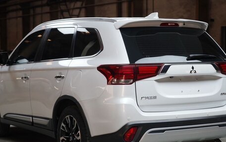 Mitsubishi Outlander III рестайлинг 3, 2022 год, 2 450 000 рублей, 4 фотография
