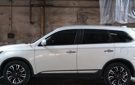 Mitsubishi Outlander III рестайлинг 3, 2022 год, 2 450 000 рублей, 5 фотография