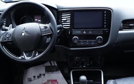 Mitsubishi Outlander III рестайлинг 3, 2022 год, 2 450 000 рублей, 7 фотография