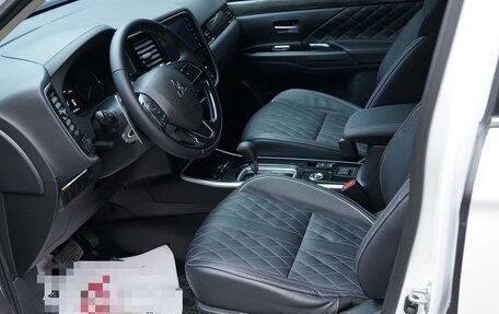 Mitsubishi Outlander III рестайлинг 3, 2022 год, 2 450 000 рублей, 6 фотография