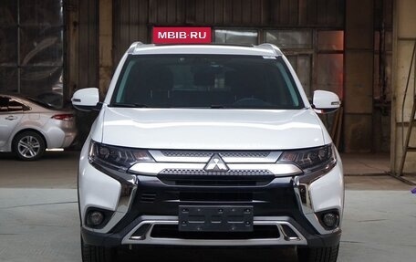 Mitsubishi Outlander III рестайлинг 3, 2022 год, 2 450 000 рублей, 2 фотография