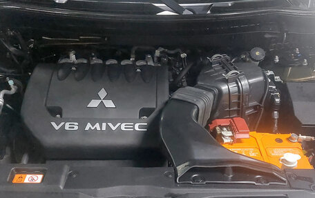 Mitsubishi Outlander III рестайлинг 3, 2018 год, 3 000 000 рублей, 2 фотография