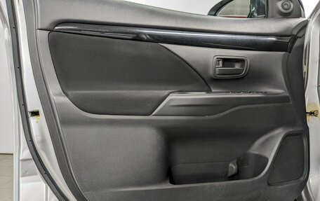 Mitsubishi Outlander III рестайлинг 3, 2019 год, 2 390 000 рублей, 11 фотография