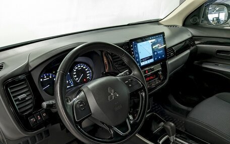 Mitsubishi Outlander III рестайлинг 3, 2019 год, 2 390 000 рублей, 13 фотография