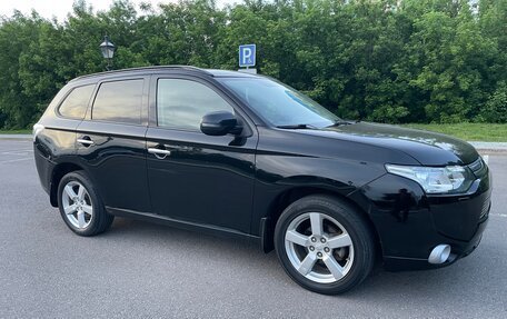 Mitsubishi Outlander III рестайлинг 3, 2013 год, 1 240 000 рублей, 2 фотография
