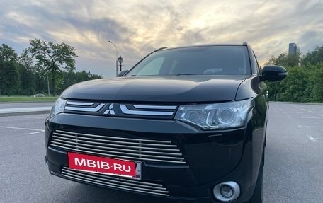 Mitsubishi Outlander III рестайлинг 3, 2013 год, 1 240 000 рублей, 3 фотография