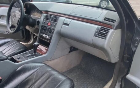 Mercedes-Benz E-Класс, 1995 год, 300 000 рублей, 5 фотография
