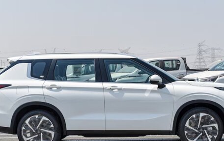 Mitsubishi Outlander, 2025 год, 3 990 000 рублей, 4 фотография