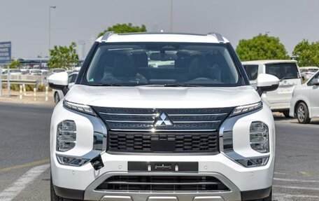 Mitsubishi Outlander, 2025 год, 3 990 000 рублей, 2 фотография