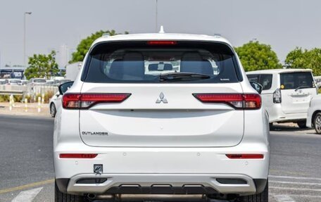 Mitsubishi Outlander, 2025 год, 3 990 000 рублей, 6 фотография