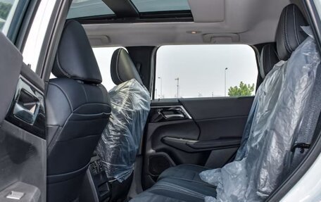 Mitsubishi Outlander, 2025 год, 3 990 000 рублей, 13 фотография