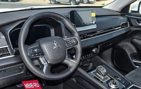 Mitsubishi Outlander, 2025 год, 3 990 000 рублей, 9 фотография
