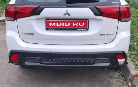 Mitsubishi Outlander III рестайлинг 3, 2022 год, 3 950 000 рублей, 4 фотография