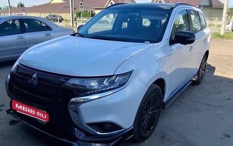 Mitsubishi Outlander III рестайлинг 3, 2022 год, 3 950 000 рублей, 3 фотография