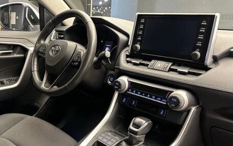 Toyota RAV4, 2021 год, 3 100 000 рублей, 10 фотография