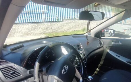 Hyundai Solaris II рестайлинг, 2013 год, 700 000 рублей, 2 фотография