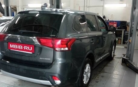 Mitsubishi Outlander III рестайлинг 3, 2018 год, 1 950 000 рублей, 3 фотография