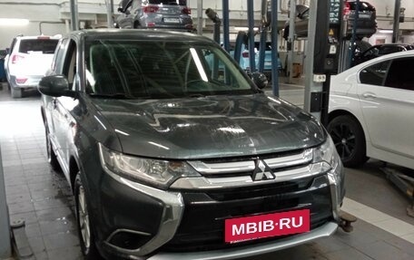 Mitsubishi Outlander III рестайлинг 3, 2018 год, 1 950 000 рублей, 2 фотография