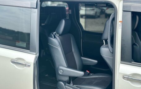 Toyota Noah III, 2019 год, 2 250 000 рублей, 5 фотография