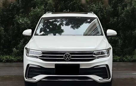 Volkswagen Tiguan II, 2021 год, 2 990 400 рублей, 2 фотография
