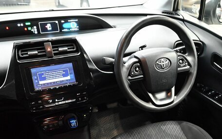 Toyota Prius IV XW50, 2018 год, 1 560 000 рублей, 13 фотография