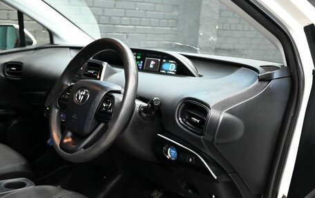 Toyota Prius IV XW50, 2018 год, 1 560 000 рублей, 12 фотография