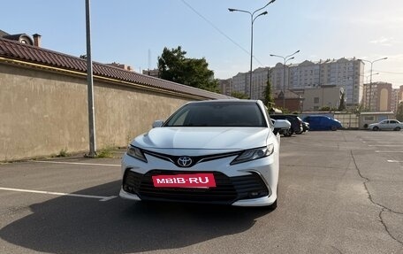 Toyota Camry, 2023 год, 3 650 000 рублей, 2 фотография
