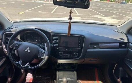 Mitsubishi Outlander III рестайлинг 3, 2022 год, 2 440 000 рублей, 9 фотография