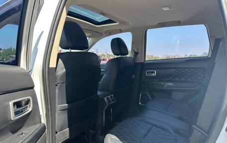 Mitsubishi Outlander III рестайлинг 3, 2022 год, 2 440 000 рублей, 14 фотография
