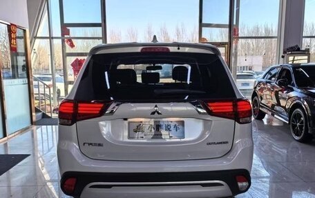 Mitsubishi Outlander III рестайлинг 3, 2022 год, 2 800 000 рублей, 6 фотография