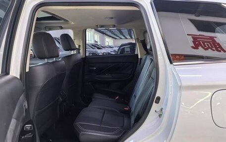 Mitsubishi Outlander III рестайлинг 3, 2022 год, 2 800 000 рублей, 8 фотография