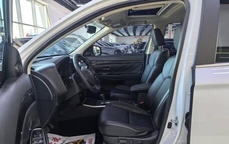 Mitsubishi Outlander III рестайлинг 3, 2022 год, 2 800 000 рублей, 7 фотография