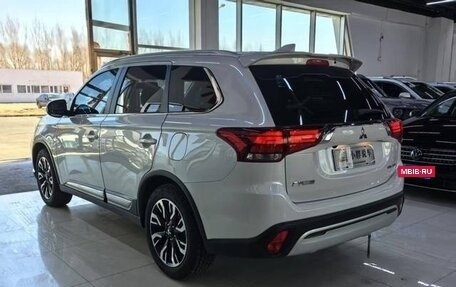 Mitsubishi Outlander III рестайлинг 3, 2022 год, 2 800 000 рублей, 5 фотография
