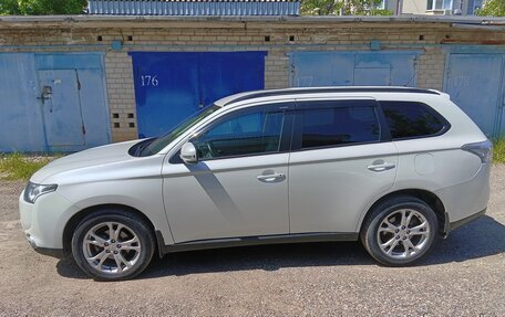 Mitsubishi Outlander III рестайлинг 3, 2013 год, 1 600 000 рублей, 2 фотография