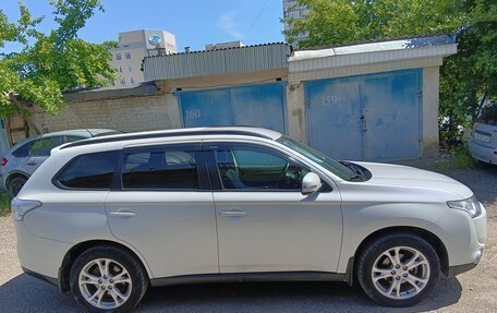 Mitsubishi Outlander III рестайлинг 3, 2013 год, 1 600 000 рублей, 4 фотография